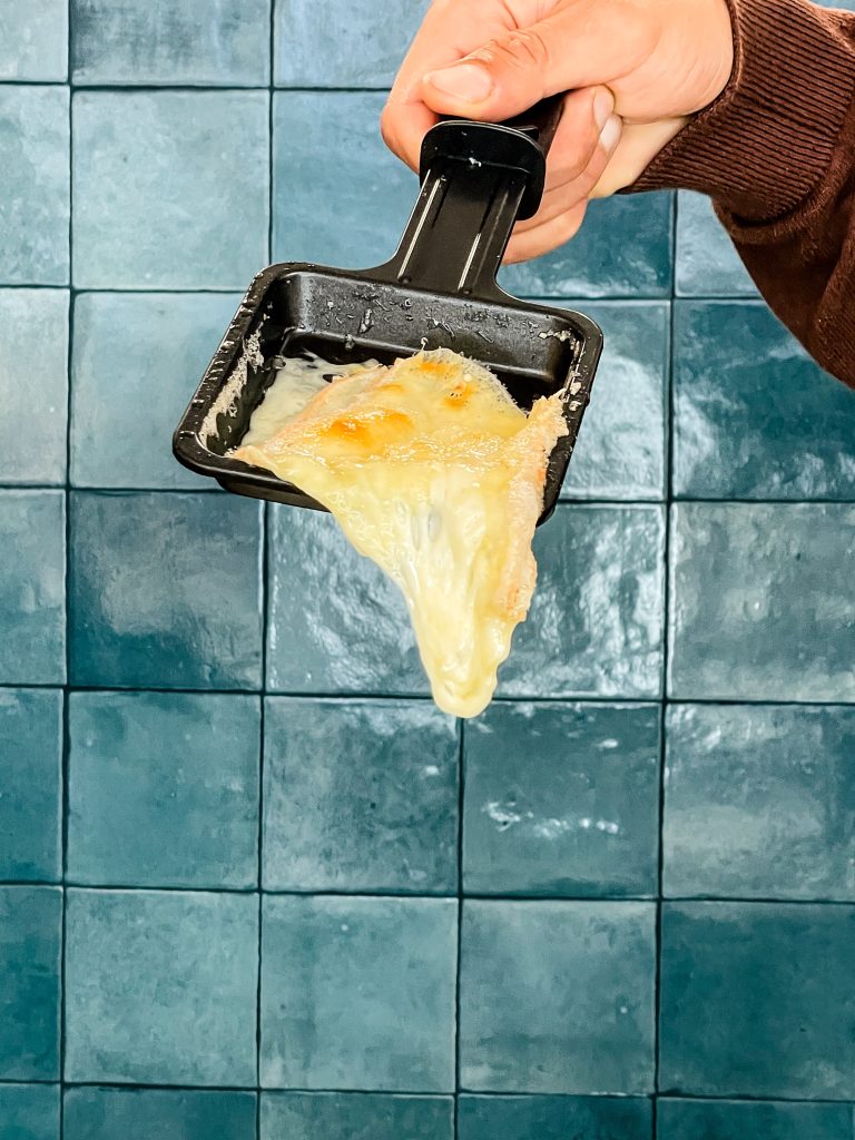 Poêlon et fromage fondu